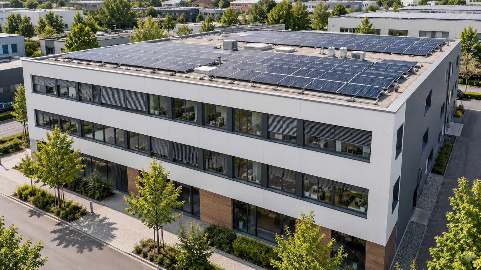 Büro- und Gewerbegebäude mit sichtbarer Photovoltaikanlage auf dem Flachdach