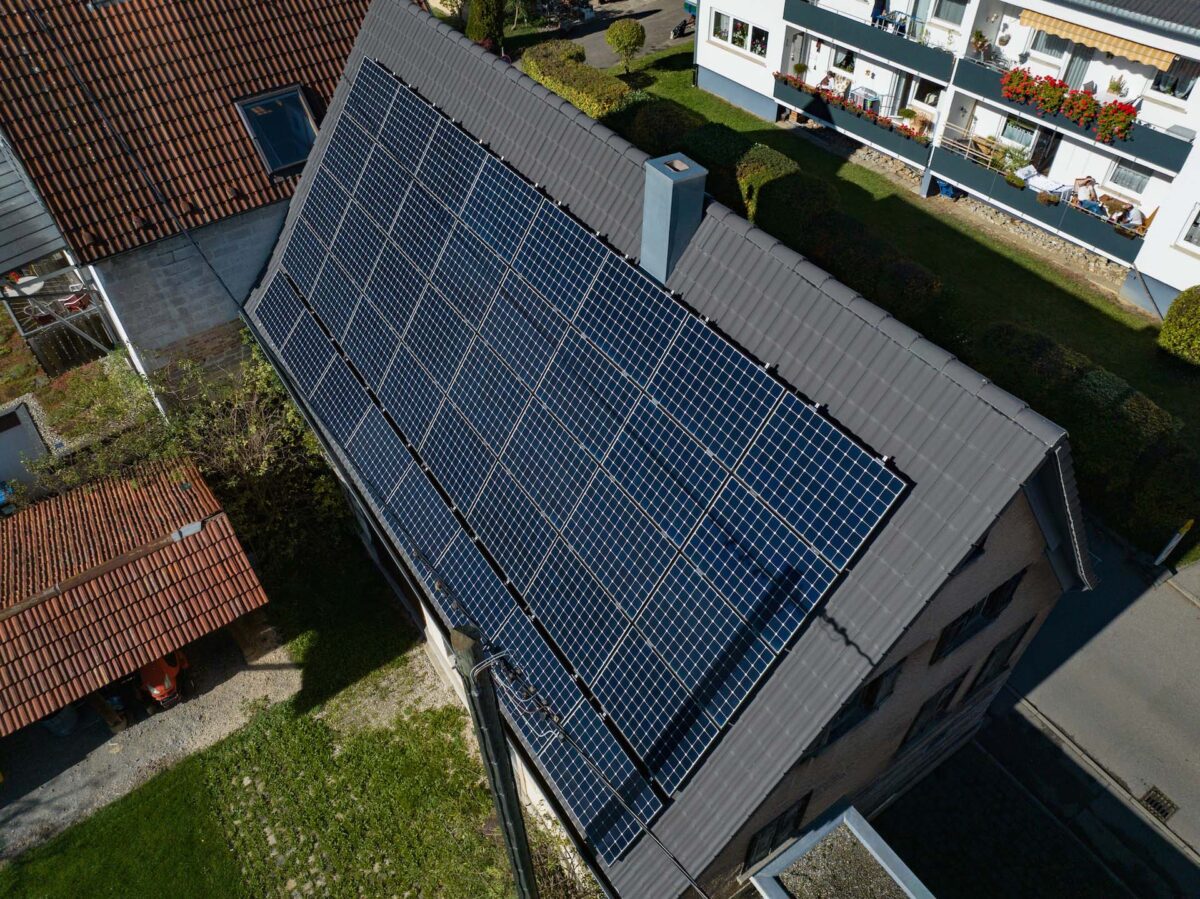 Wohnhaus aus der Luft: Solarmodule auf dem Dach